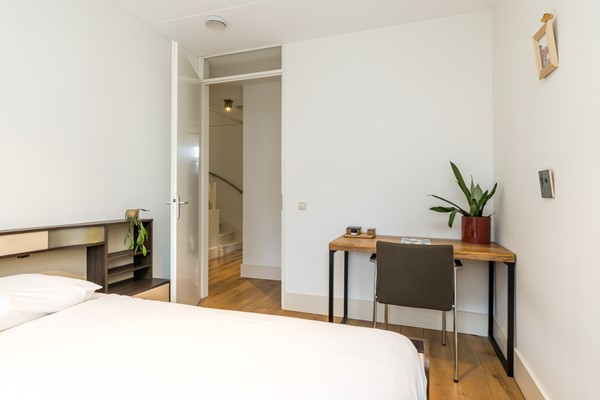 Foto - Te koop: In een rustige en kindvriendelijke woonomgeving staat deze moderne geschakelde twee-onder-een-kapwoning (bouwjaar 2011) met aangebouwde stenen garage, stijlvolle overkapping, vier slaapkamers, twee...